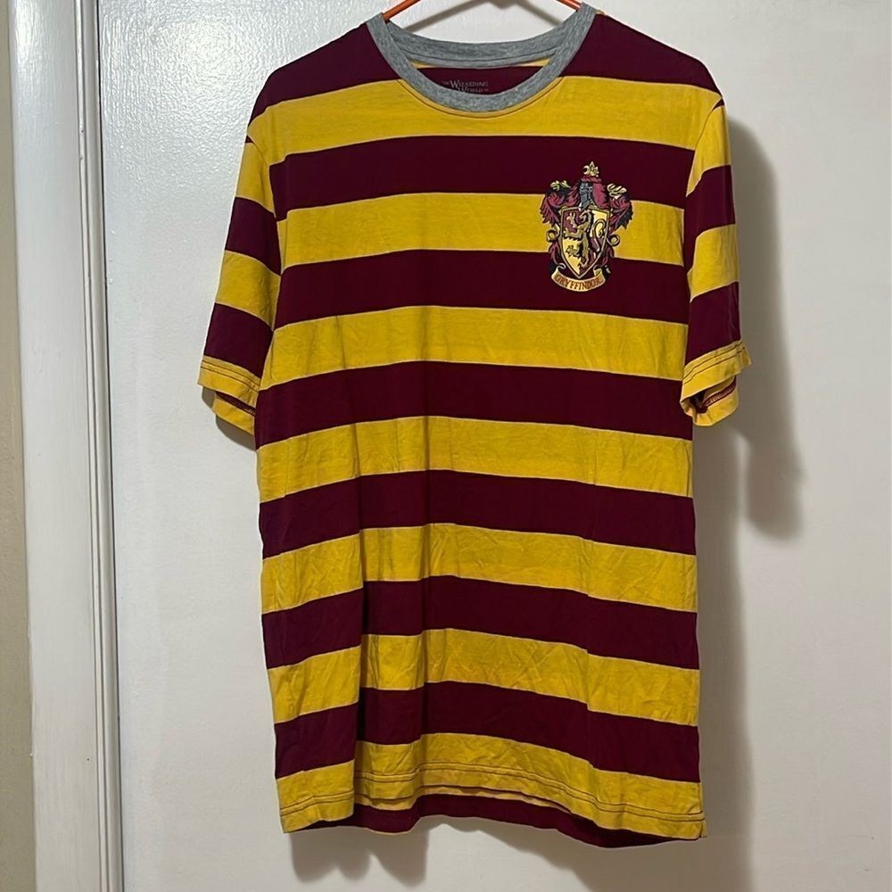 The Wizard world of Harry Potter, Gryffindor shirt size large